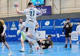 Tedders ejecuta un lanzamiento en suspensión.