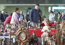 El público contempla los objetos expuestos en el Pabellón de Exposiciones de La Magdalena.