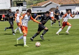 Santi Miguélez intenta avanzar hacia la portería del Lealtad.