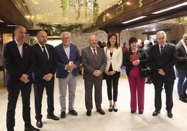 Pablo García, Juan Cofiño, José María Lana, Faustino Valdés, Lourdes García, Teresa Díaz y Ernesto Marcos, minutos antes de dar comienzo la asamblea.