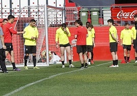 Carlos Castroagudín y Caco Morán dirigieron ayer el entrenamiento del Sporting de Gijón.