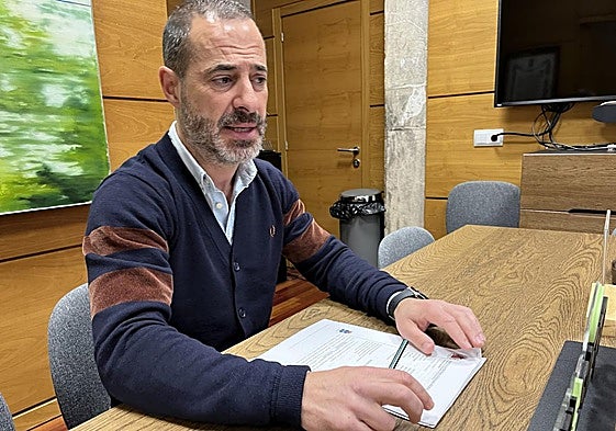 El alcalde de Siero, Ángel García, 'Cepi', en la mañana de este lunes, con fallo que archiva una denuncia del PP.