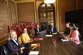 Reunión de las mesas de trabajo de Visita Gijón y los grupos municipales para el definir el plan de turismo de Gijón.