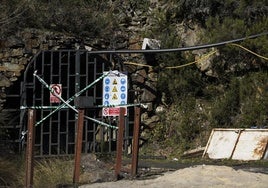Acceso precintado a la mina de Cerredo, en Degaña.