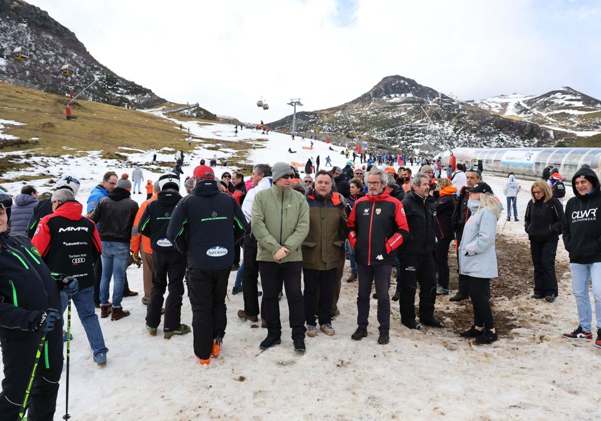 Manifestación a pie de pista en Valgrande-Pajares, el pasado febrero, denunciando los problemas por el jefe de explotación
