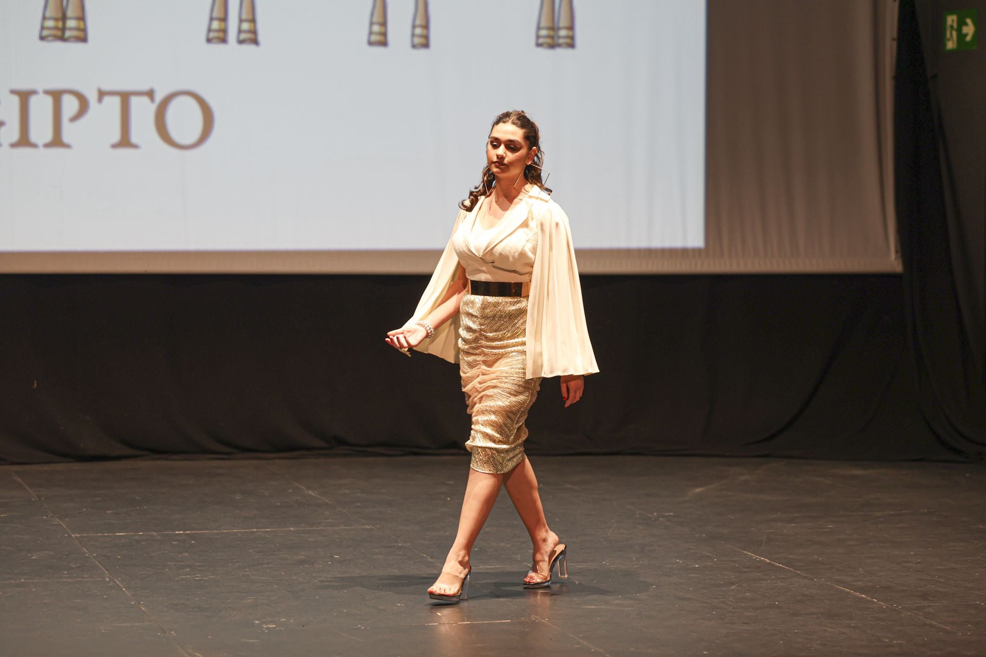 Pasarela de moda gitana en Pola de Siero