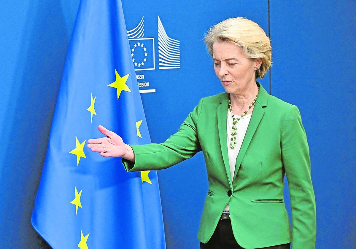 La presidenta de la Comisión Europea, Ursula von der Leyen, ayer a su llegada a la rueda de prensa.