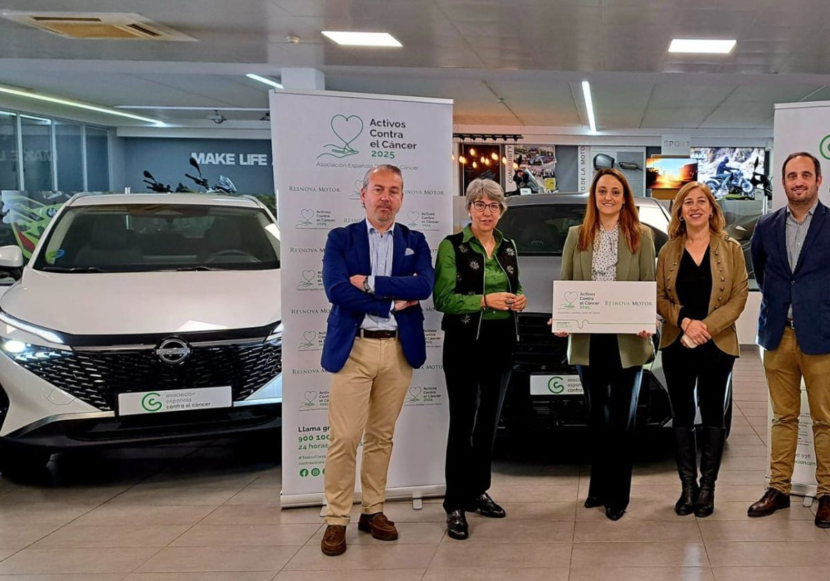 De izquierda a derecha, Antonio Flecha y Yolanda Calero, gerente y presidenta de la Asociación Española Contra el Cáncer en Asturias, respectivamente; Rosa Martínez, consejera delegada del Grupo Resnova; Teresa Sánchez, presidenta de la Junta Local de Gijón y Alberto Martínez, gerente de Triocar.