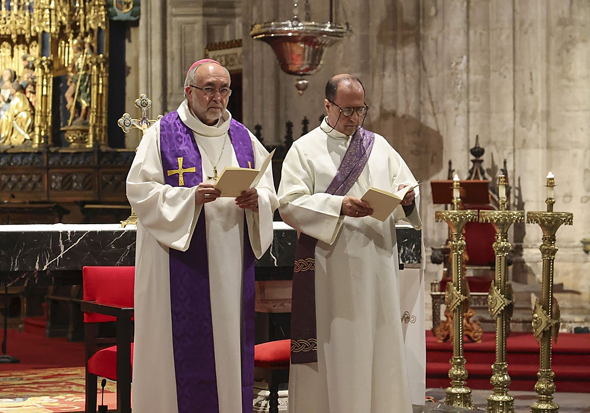 El arzobispo Jesús Sanz Montes junto a Artemio Grande Bermejo.