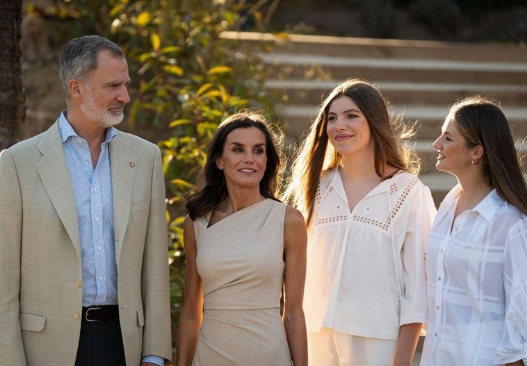 La Infanta Sofía, junto a sus padres, el Rey Felipe y la Reina Letizia, y su hermana, la Princesa Leonor.
