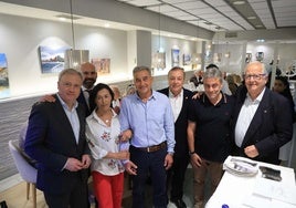 Álvaro Alonso, Martínez Salvador, Luisa Fernández, Cueto-Felgueroso, Juan Carnicero, José Ramón Tuero y José Carlos González, en primer plano, delante de la mesa donde fue homenajeado en Crespo.