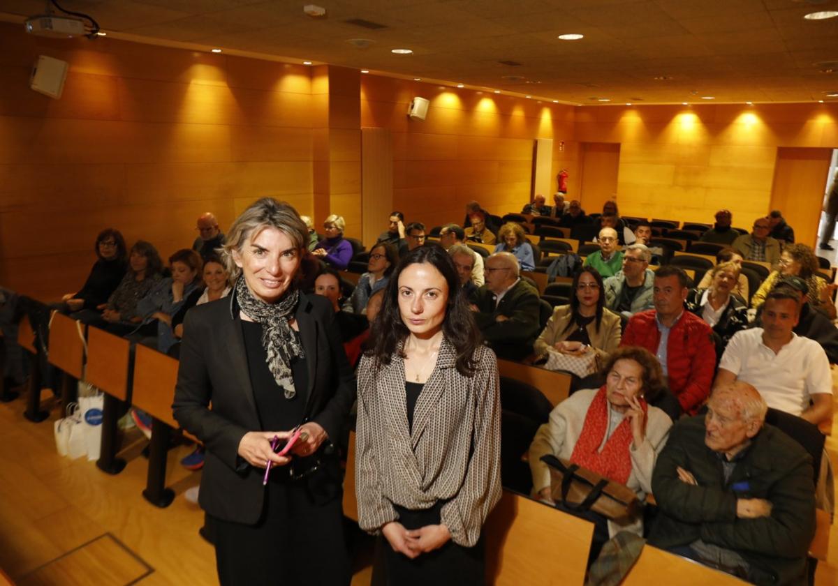 La coordinadora del Aula de Cultura de LA VOZ junto a la investigadora Miriam Capín.