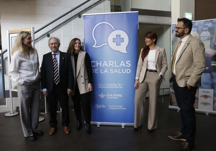 Pedro E. de la Fuente, Inmaculada Barros, Pilar Nieto y Alan M. Bernal, de UR CEFIVA, con Mónica Yugueros, de EL COMERCIO (a la izquierda), en el Centro Municipal de El Llano, donde se inauguraron las Charlas de la Salud del periódico de este año.