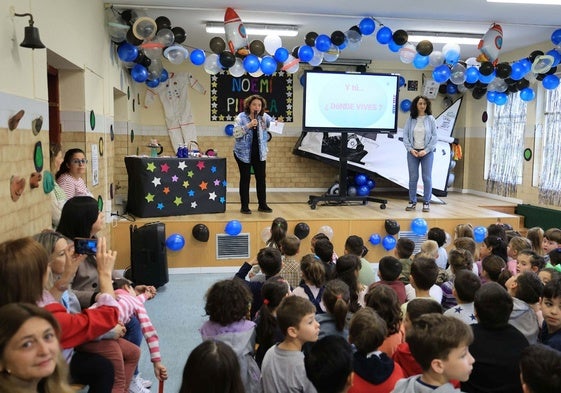 Marga González presentando sobre el escenario a Noemí Pinilla-Alonso ante el alumnado del colegio Jove.