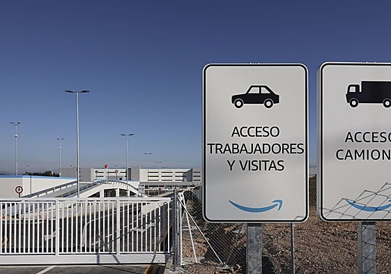 Acceso al súper centro logístico de Amazon, en el parque empresarial de Bobes, en Siero.