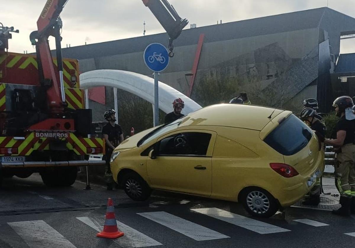 Los bomberos retiraron un vehículo que acabó encima de la barandilla por un despiste del conductor, quien resultó ileso