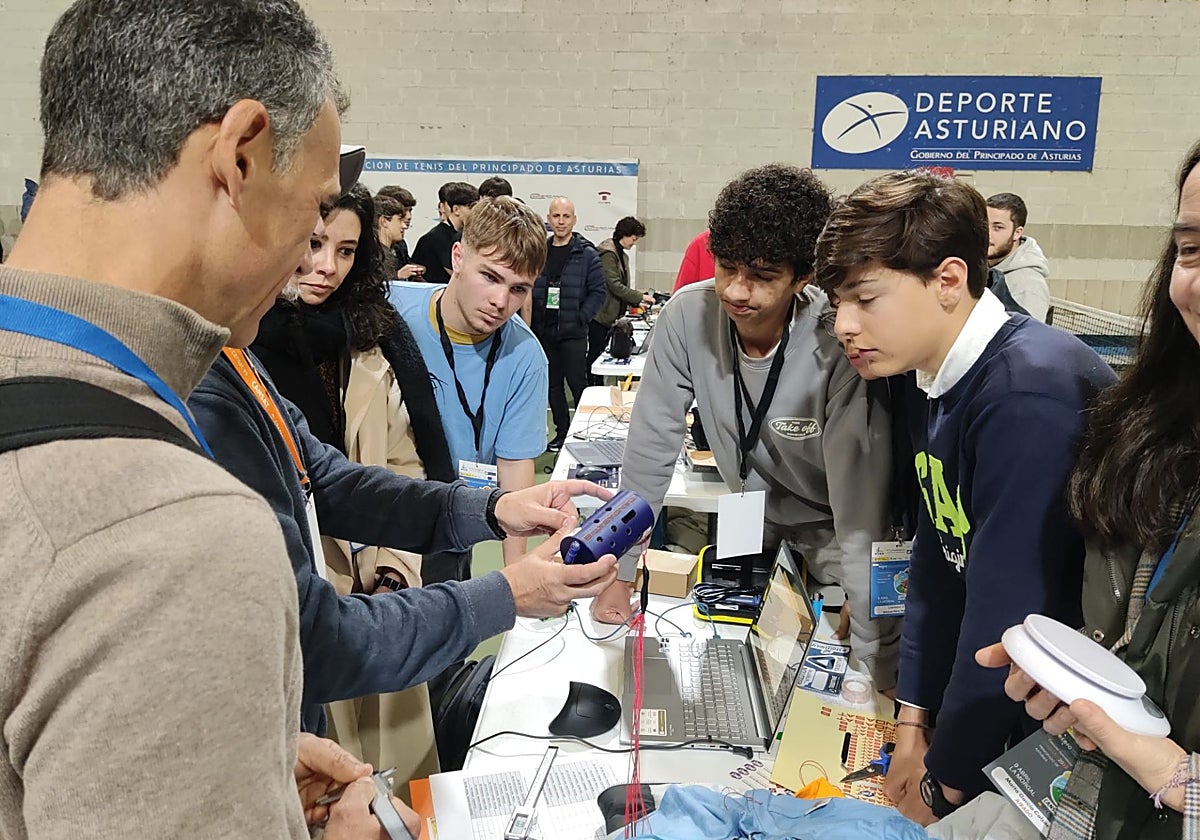 El investigador Jorge Pla examina el dispositivo ideado por el IES de Candás, poco antes del despegue