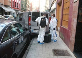 La Brigada de Policía Científica, en la calle Luanco.
