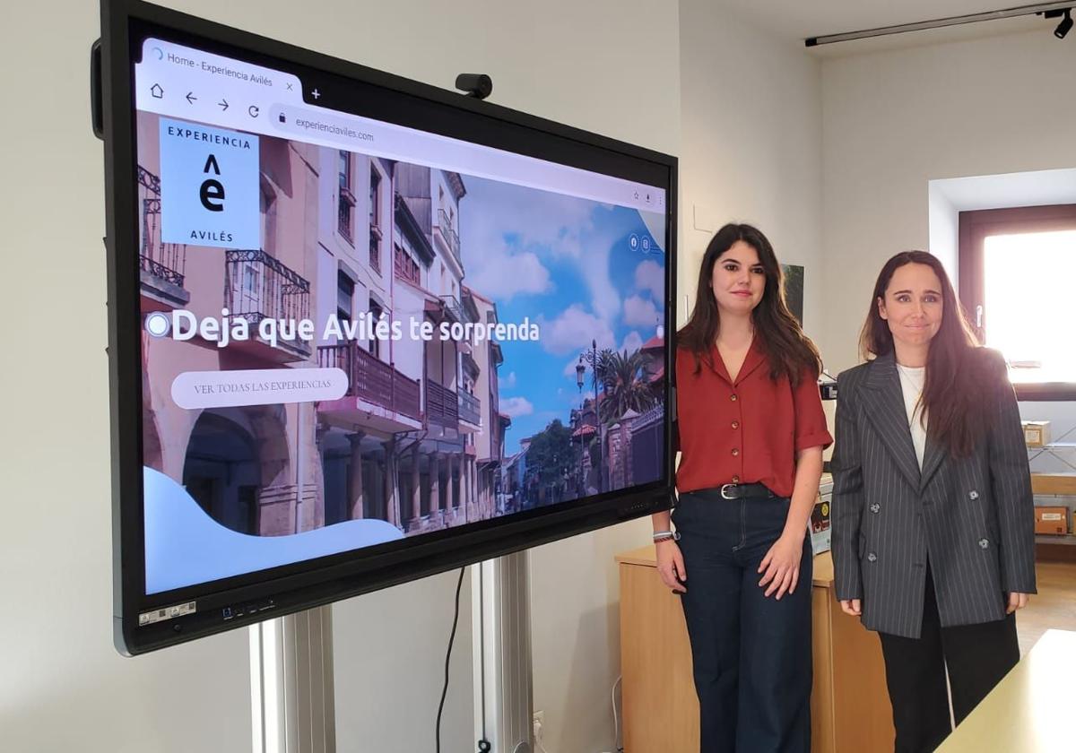 La concejala Raquel Ruiz y Ana Abati, de Ábside Estudio, en la presentación de ExperienciAviles.