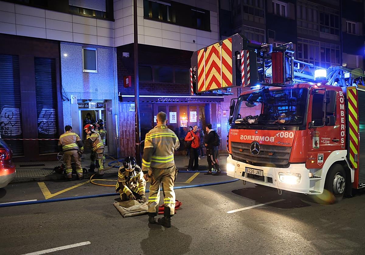 Imagen principal - Incendio nocturno en un tercer piso de la calle Fuente del Real en Gijón