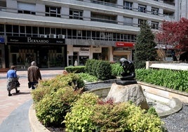 La fuente de la plaza de Longoria Carbajal, convertida en jardinera en 2011.