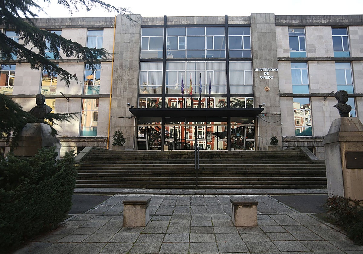 La entrada a la Escuela de Minas.
