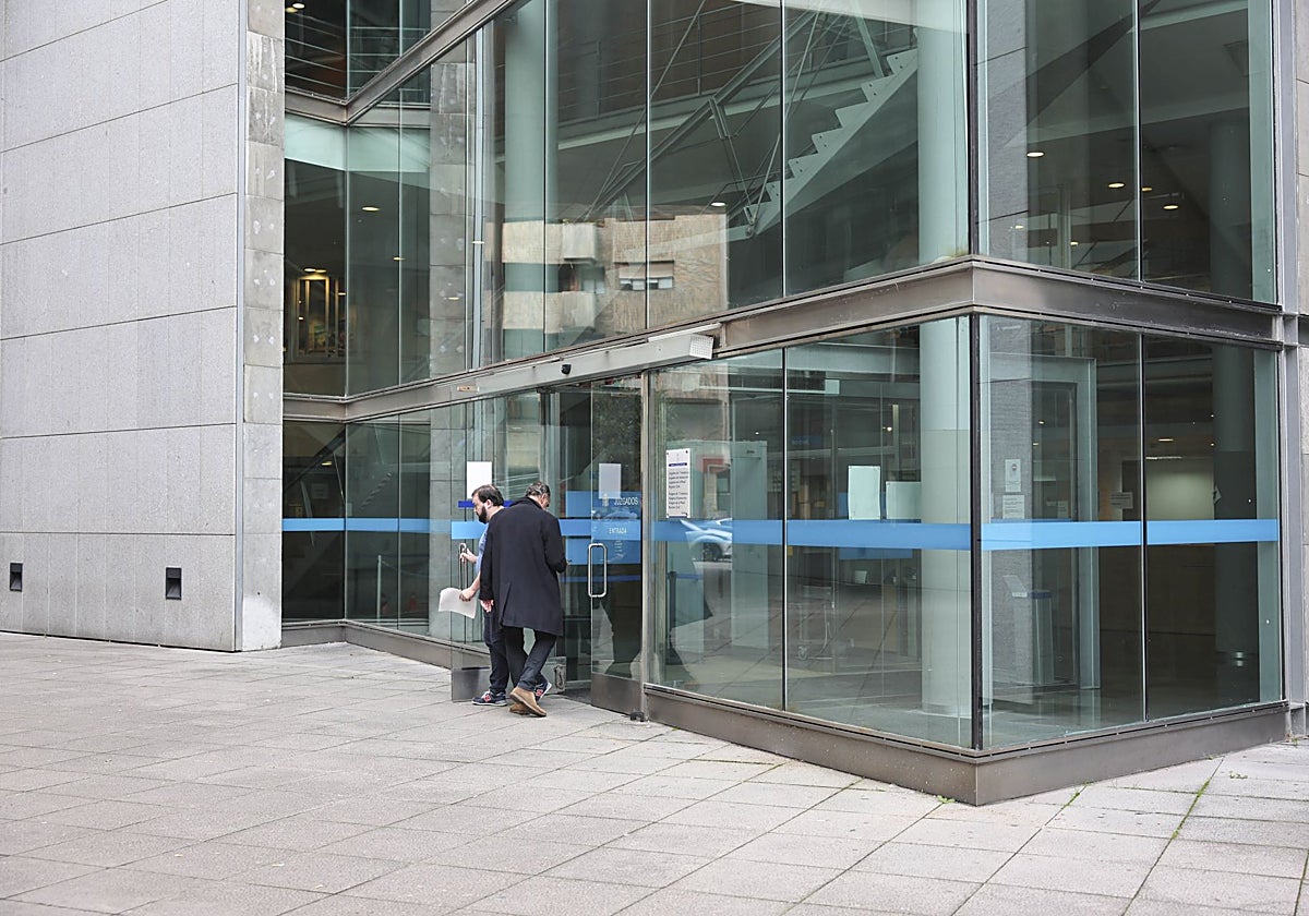 Acceso al Palacio de Justicia de Oviedo.