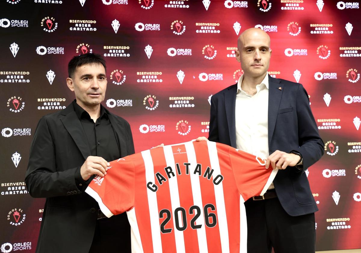 Asier Garitano y David Guerra, durante la presentación del nuevo entrenador del Sporting.