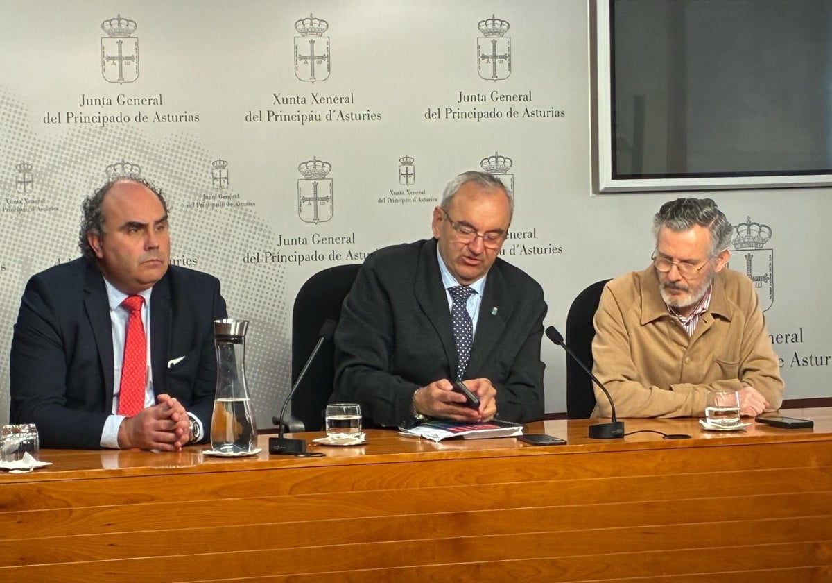 Por la izquierda, Damián de Luis, Salvador Fuente y Carlos Cristos, en la presentación del homenaje.