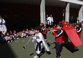 Alumnos del colegio Juan Pablo II-San Miguel portean el paso
