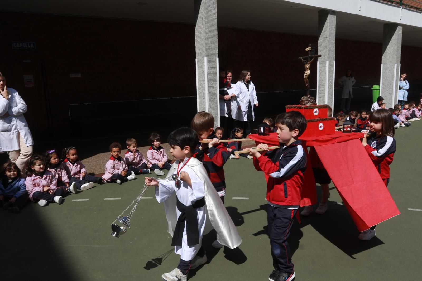 Alumnos del colegio Juan Pablo II-San Miguel portean el paso
