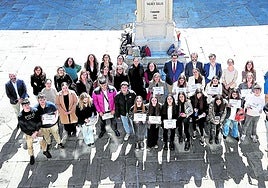 Foto de familia de los participantes de la edición pasada en la categoría de menores de 17 años, con organizadores, patrocinadores y colaboradores.