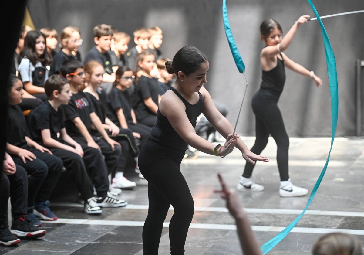 Uno de los ejercicios realizados por alumnas del Colegio Jovellanos.