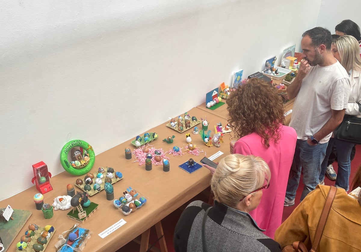 Langreanos visitando la exposición de los huevos pintos en las Escuelas Dorado