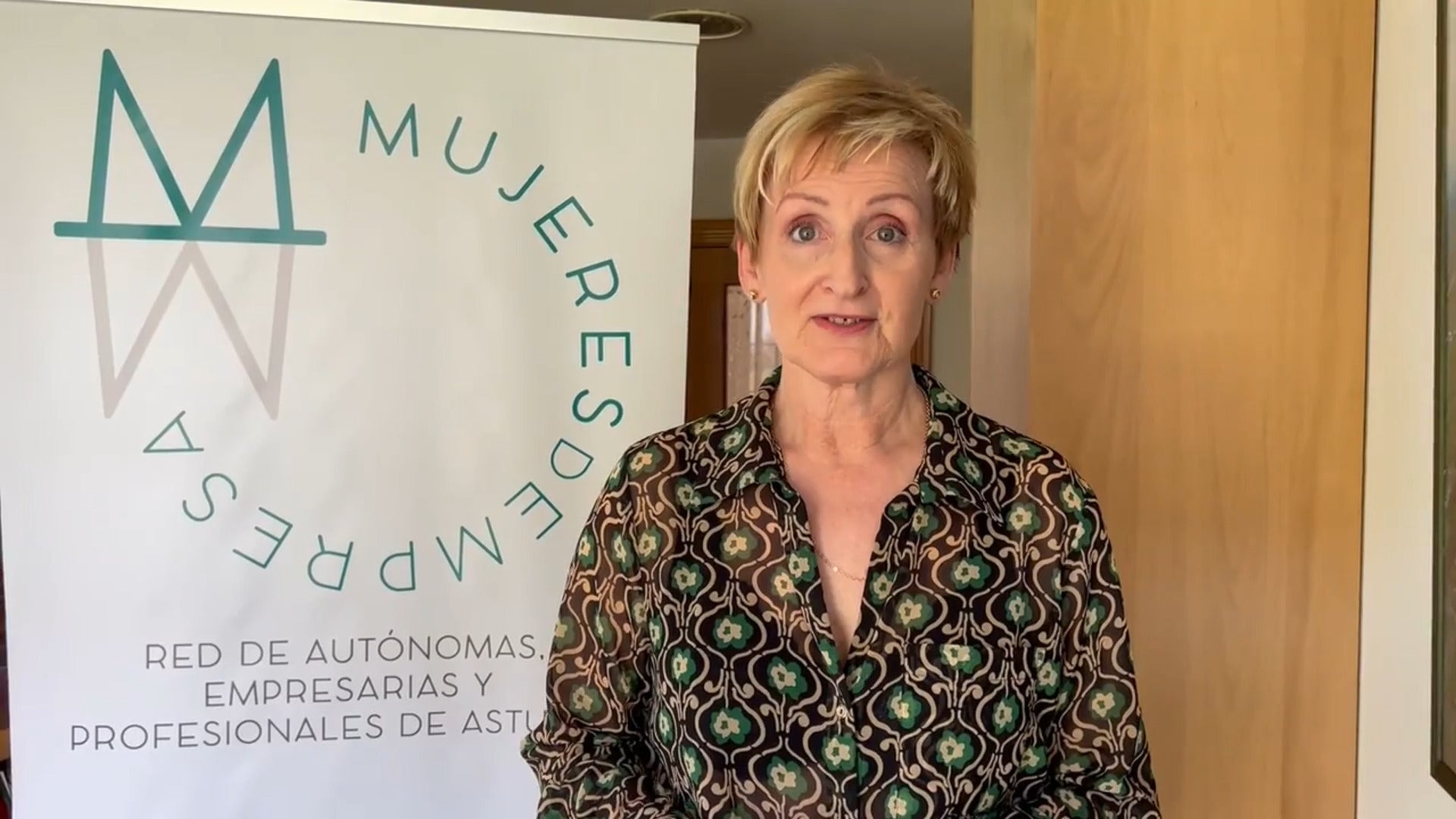 Elvira Pérez, presidenta de Mujeres de Empresa, felicita a EL COMERCIO