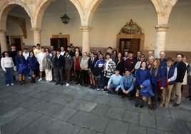 Manuel Toharia y miembros de la Academia de la Ciencia, con los estudiantes participantes en el concurso de vídeos, en el Edificio Histórico de la Universidad de Oviedo.