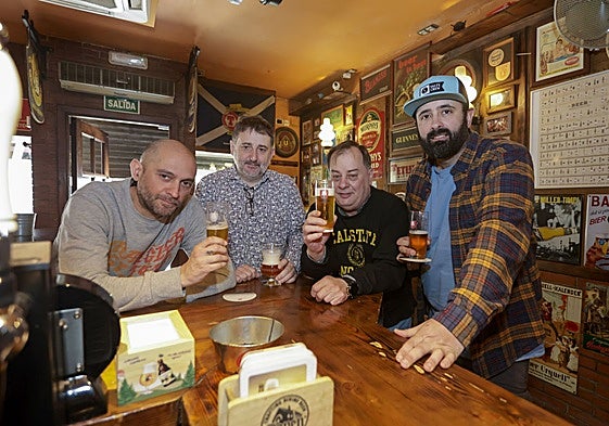 Iker, Manrique, Antonio y Pablo brindan en la cervecería Vincer.
