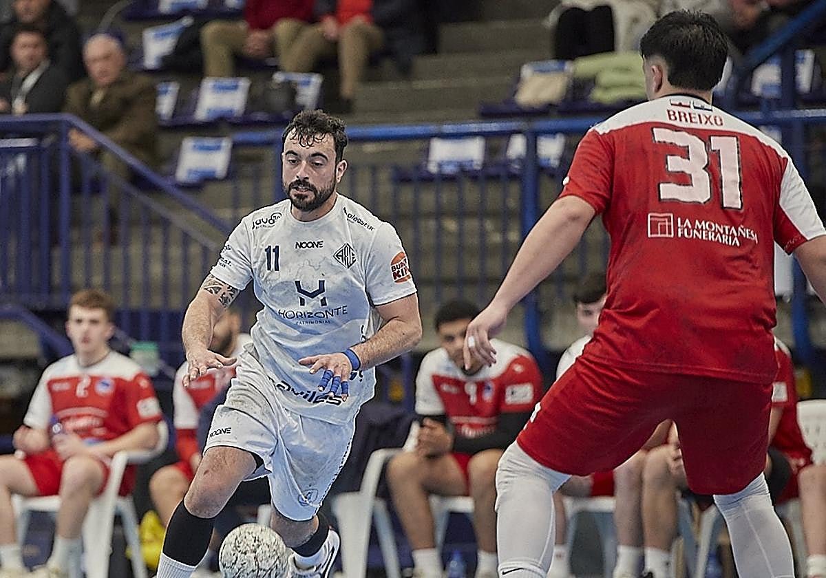Adrián Cuevas avanza con el balón en un ataque del Horizonte Atlética.