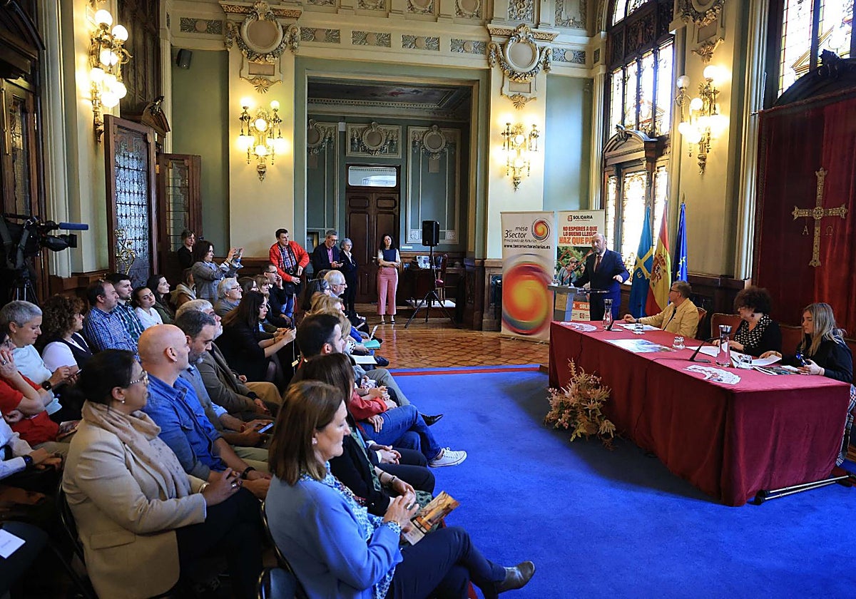 Juan Cofiño toma la palabra. En la mesa, Víctor García, Marta del Arco y Mónica Oviedo.