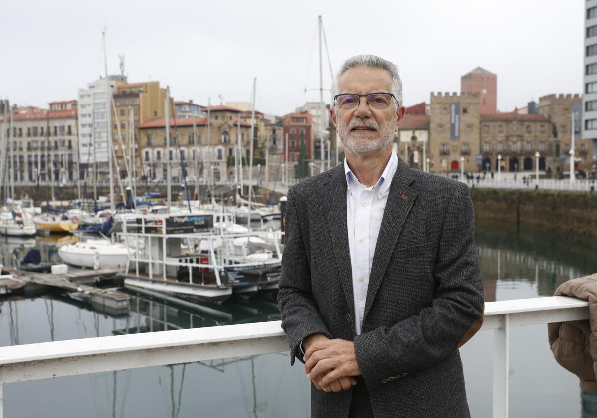 El neurólogo Dionisio Fernández Uría, en el Puerto Deportivo, frente a la sede de EL COMERCIO.