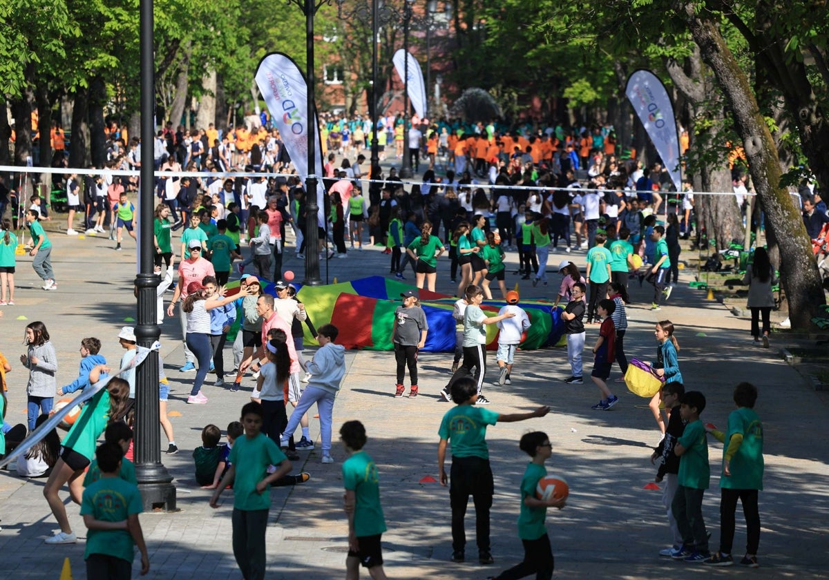 El Paseo del Bombé, repleto de escolares haciendo deporte.