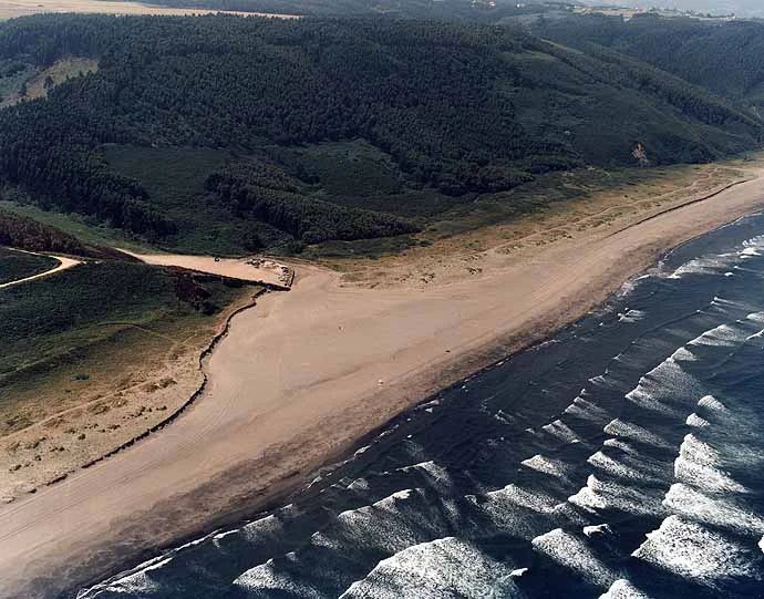 Rescatados seis ocupantes de un velero hundido a unas 25 millas de la costa asturiana
