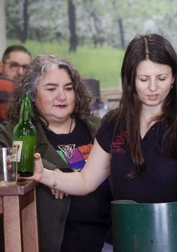 Imagen - Ángela le echa un culín a Llucía en El Trébol.