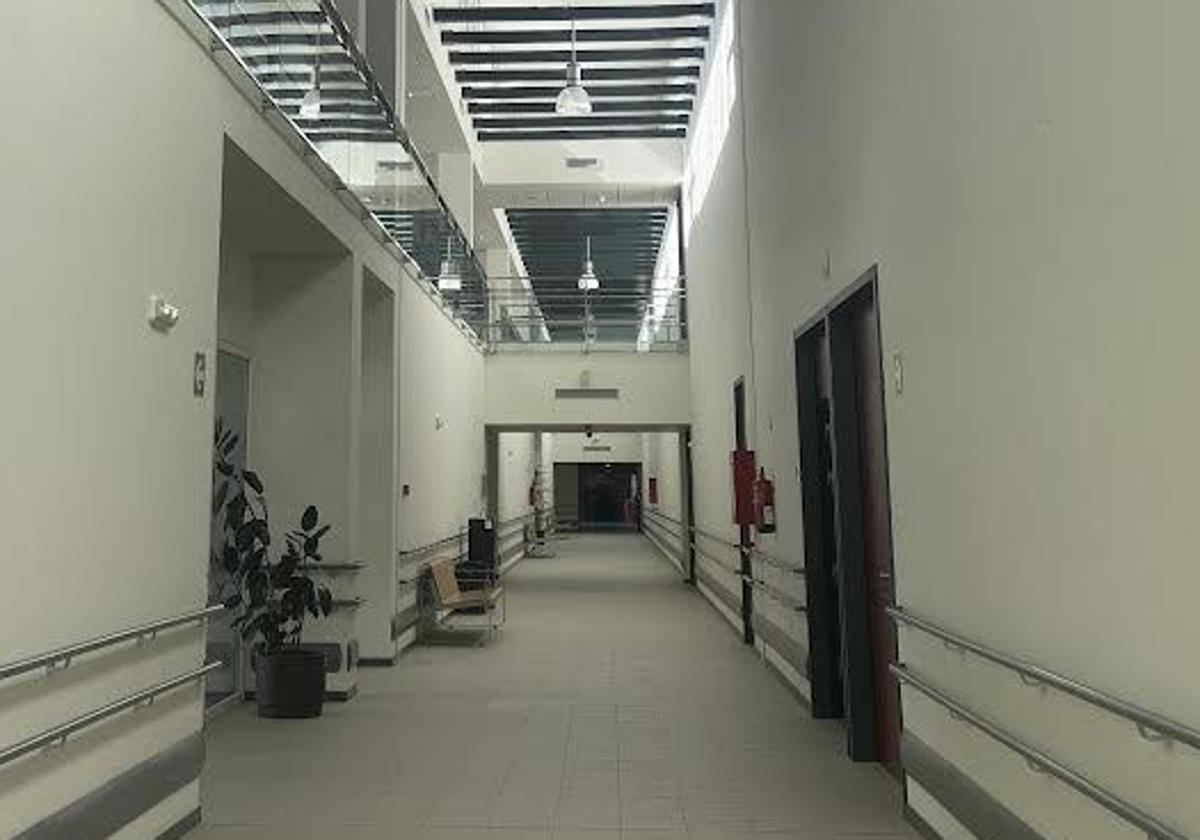 Uno de los pasillos de la zona de habitaciones del Credine, sin uso.