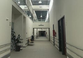 Uno de los pasillos de la zona de habitaciones del Credine, sin uso.