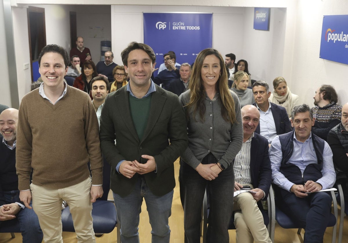 A la izquierda, David Cuesta, secretario general del PP de Gijón.