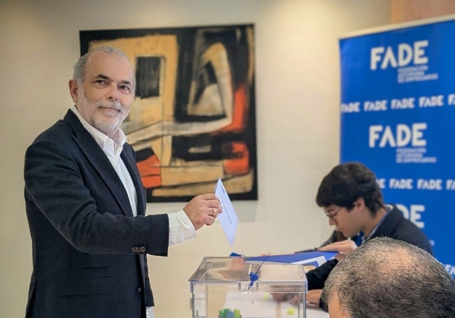 José Manuel Ferreira depositando su papeleta.