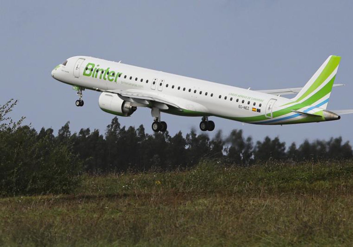 Una aeronave de Binter despega desde el aeropuerto de Asturias.
