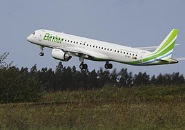 Una aeronave de Binter despega desde el aeropuerto de Asturias.
