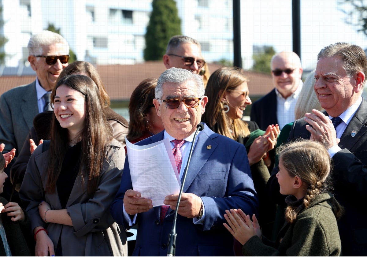 El doctor Guillermo Rehberger, durante su discurso, rodeado por el alcalde de Oviedo Alfredo Canteli y familiares.